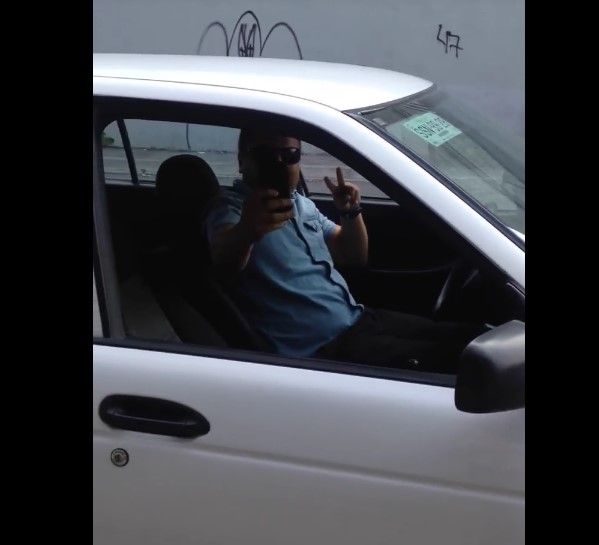 Video: mujer graba a acosador que la perseguía en auto Video: mujer graba a acosador que la perseguía en auto