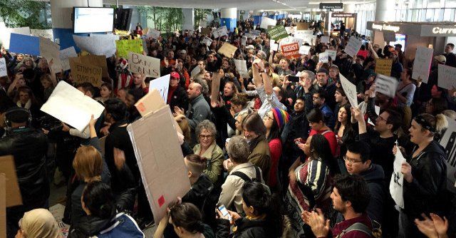 Trump culpa a Delta y a manifestantes por caos en aeropuertos