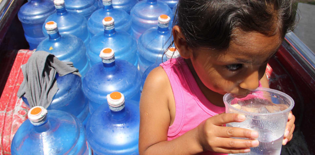 Capitalinos gastan 4 millones de pesos al año en agua purificada - agua-1024x505