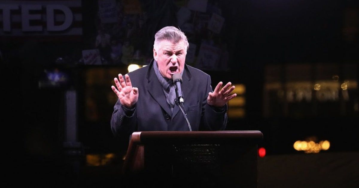 Alec Baldwin se burla de Trump durante protesta en Nueva York
