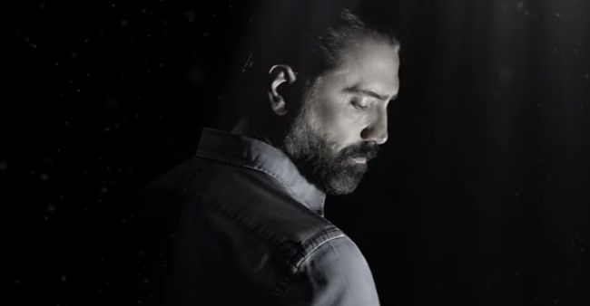 Alejandro Fernández recibe certificado de Platino