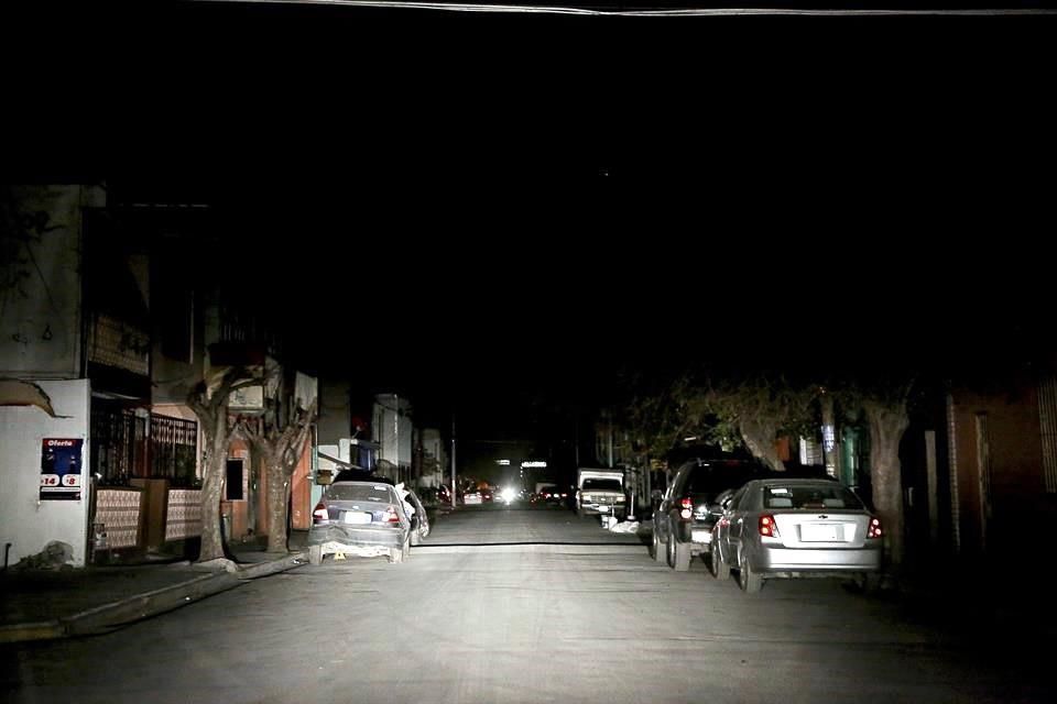 Fuertes vientos causan incendios y apagones en Nuevo León - apagon-mty