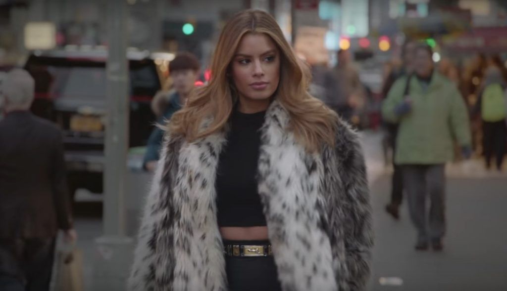 Carlos Vives estrena video "Al filo de tu amor" - ariadna-gutiérrez-1024x589