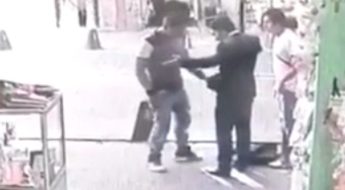 Video: asaltan a dos personas a plena luz del día en el Centro Histórico