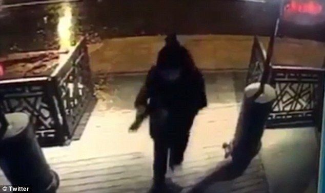 Video: comienzo del ataque terrorista en Estambul - atacante-turquia-3