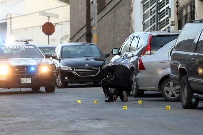 Balean una casa y 3 vehículos en Monterrey