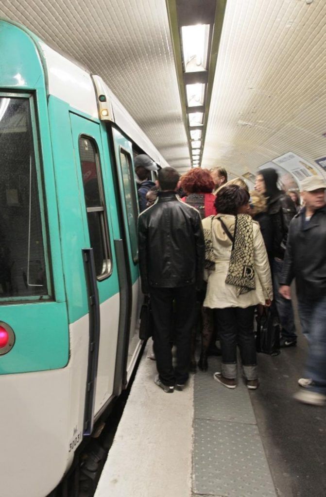 Sujeto acuchilla a varias personas en red de trenes de París - ataque-tren-paris-671x1024
