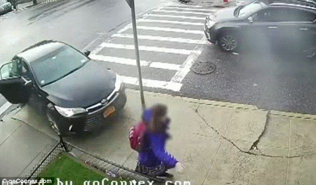 Video: mochila salva a estudiante atropellada