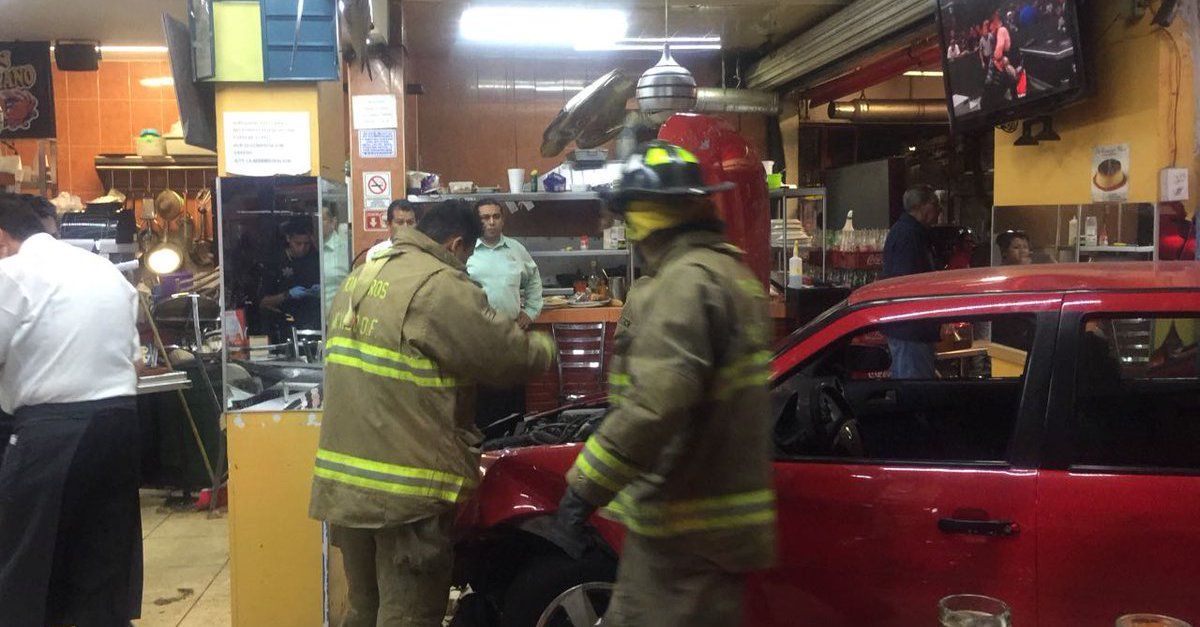 Auto impacta restaurante en la colonia Escandón