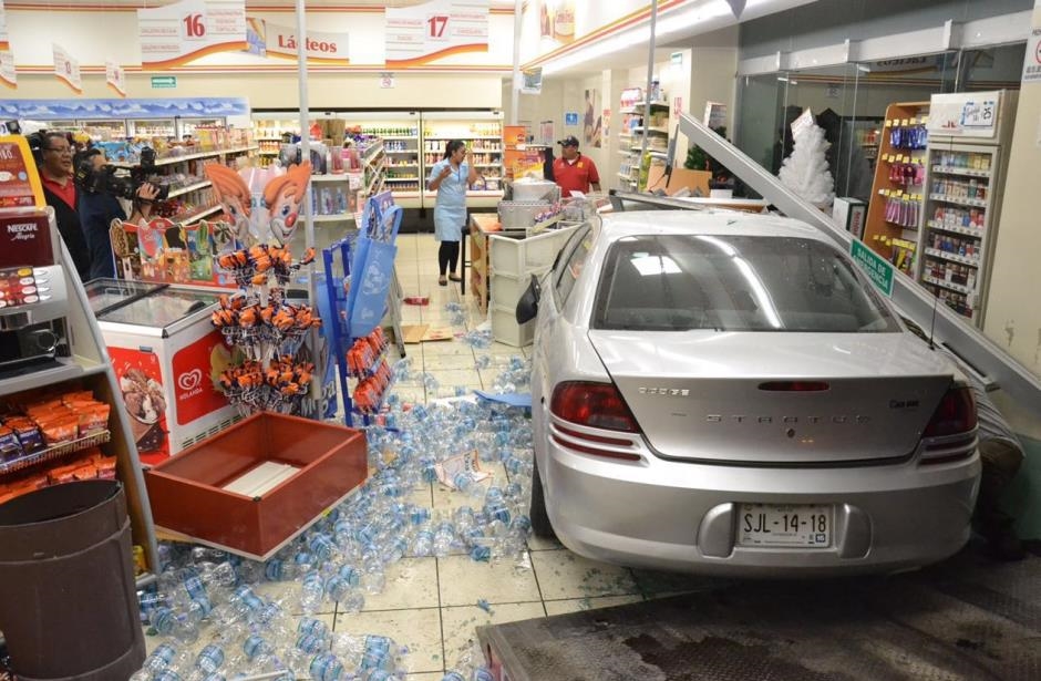 Hombre impacta una tienda al intentar estacionarse en Monterrey - auto-farmacia-monterrey