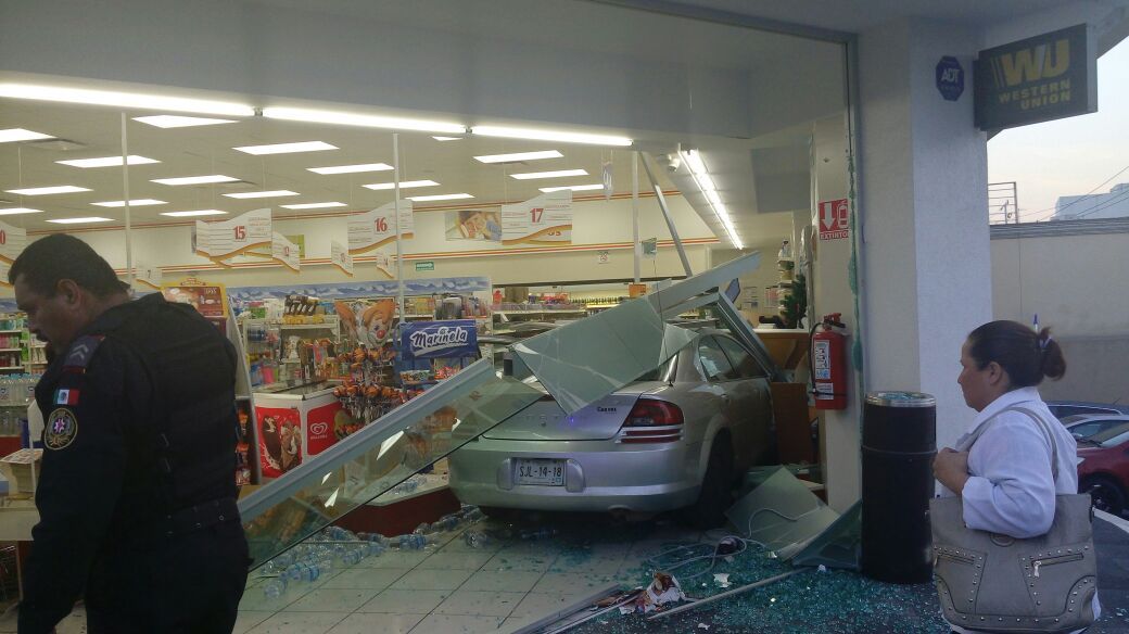 Hombre impacta una tienda al intentar estacionarse en Monterrey - auto-farmacia-monterrey