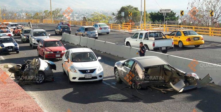 Auto se parte en dos tras chocar a exceso de velocidad en Oaxaca