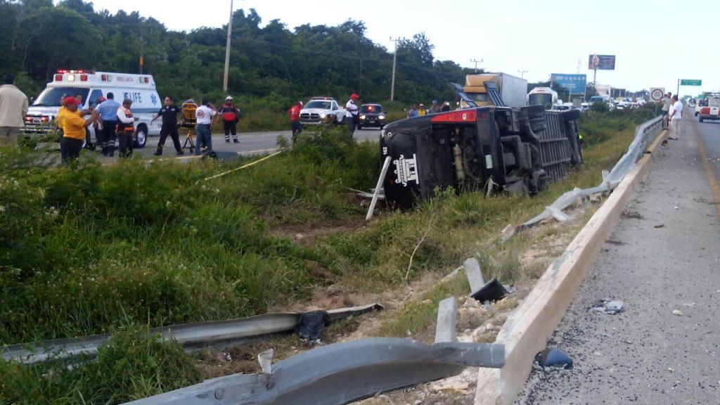 Volcadura de autobús de Xcaret deja dos muertos - autobus-xcaret-2