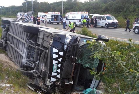 Volcadura de autobús de Xcaret deja dos muertos