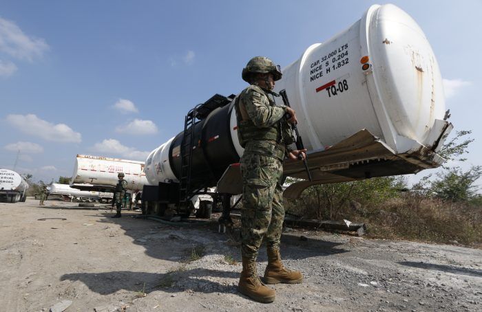 Decomisan 58 vehículos, 80 mil litros de gasolina y armas en Veracruz - autotannques
