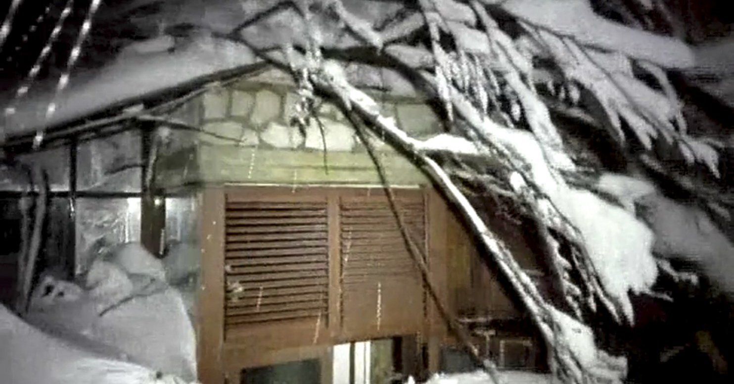 Avalancha sepulta un hotel en Italia. Al menos 30 muertos - avalancha-hotel-3