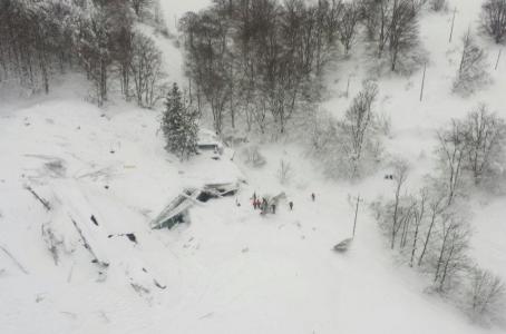 “Mis hijos están bajo la nieve”: sobreviviente de avalancha en Italia