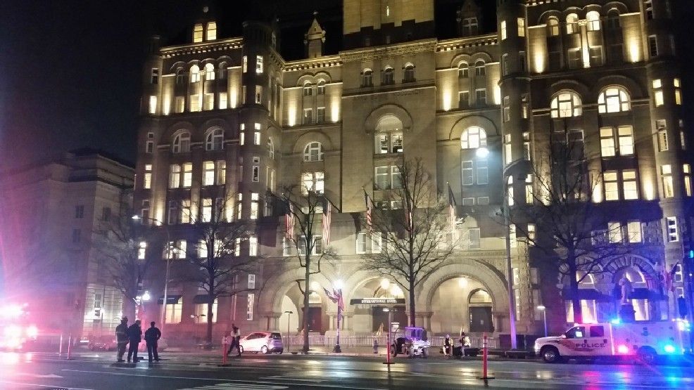 Hombre sufre quemaduras durante protesta afuera de hotel de Trump