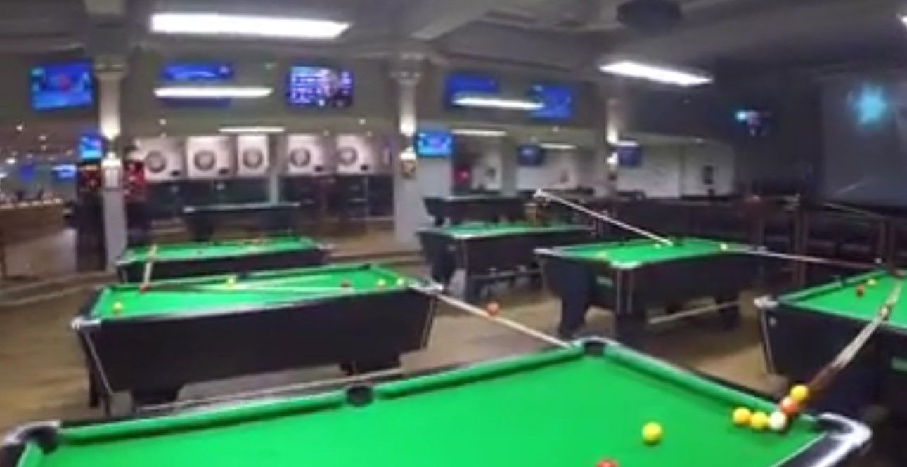 Video: espectacular putt en bar de Inglaterra