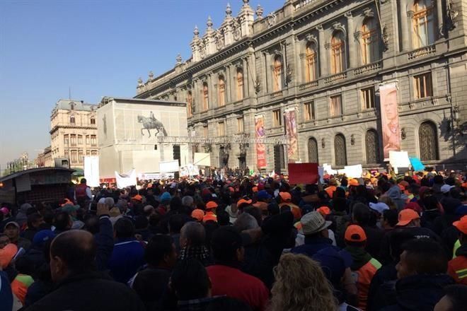Protestan trabajadores de limpia contra privatización - barrenderoa-2