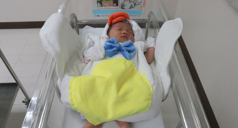 Visten a bebés como pollitos por el año nuevo chino - bebes-tailandia