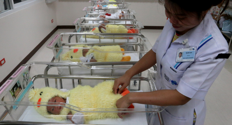 Visten a bebés como pollitos por el año nuevo chino