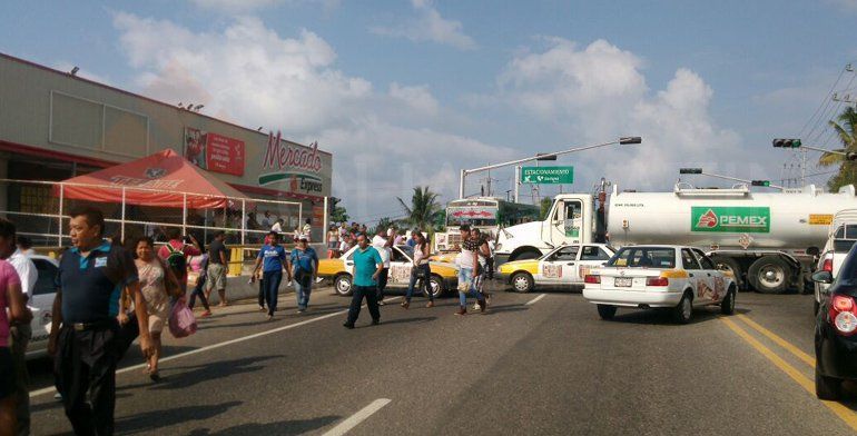 Taxistas intentan ordeñar pipa de Pemex en Guerrero - bloque-pipa-guerrero-1