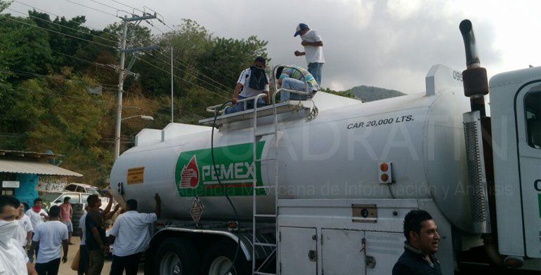 Taxistas intentan ordeñar pipa de Pemex en Guerrero