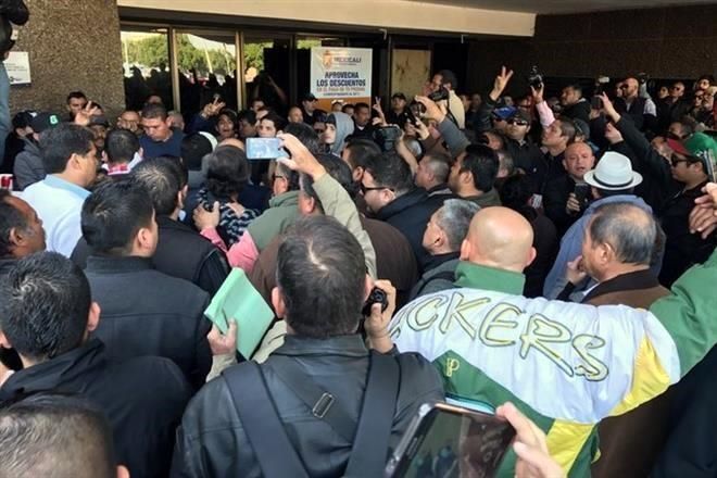 Diputada panista rompe bloqueo en Ayuntamiento de Mexicali