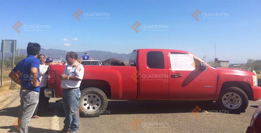 Bloqueo en carretera Panamericana de Oaxaca - bloqueo-I-1024x521