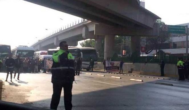 Transportistas bloquean la vía José López Portillo por gasolinazo
