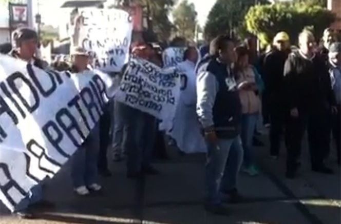 Intentan bloquear salida a Cuernavaca por alza en gasolinas