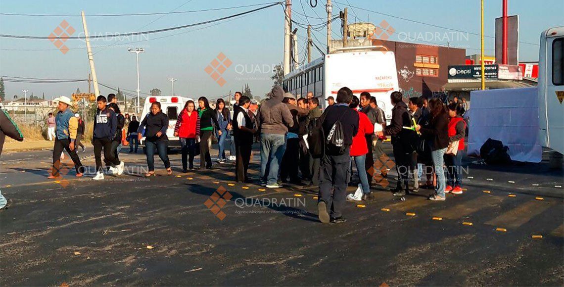 Hombres armados con palos y machetes realizan bloqueo en Oaxaca