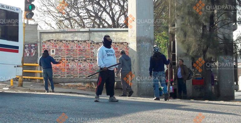 Hombres armados con palos y machetes realizan bloqueo en Oaxaca - bloqueo-oaxaca