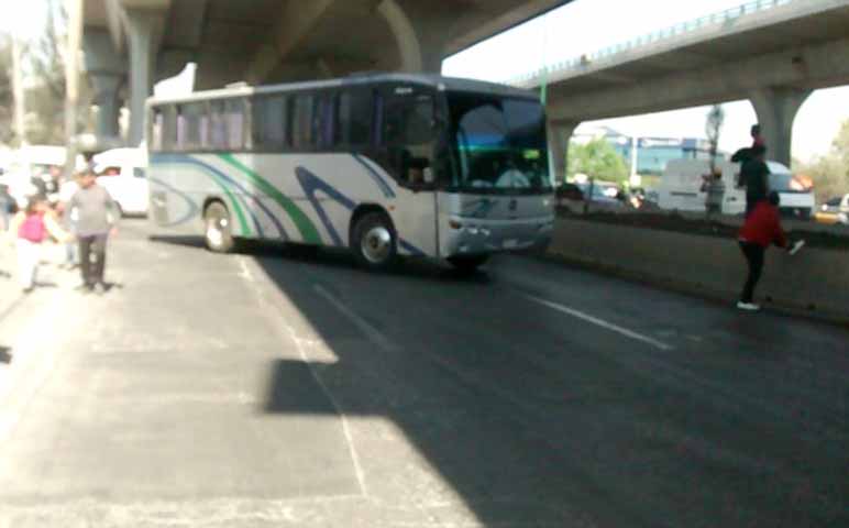 Transportistas bloquean Periférico en Tlalnepantla