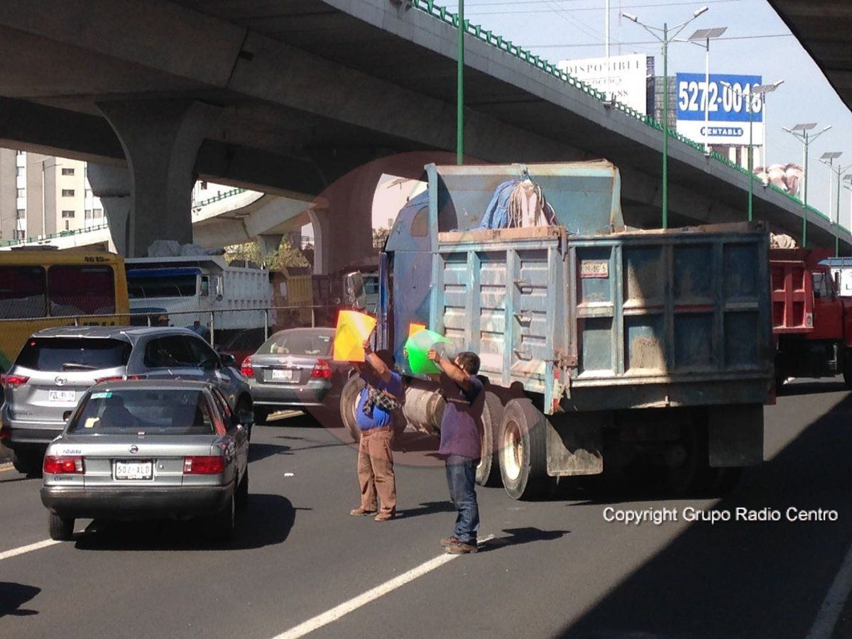 Transportistas bloquean Periférico en Tlalnepantla - bloqueo-periferico