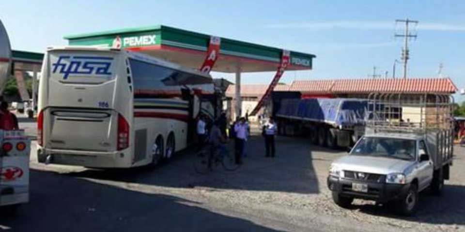 Bloquean carretera en Chiapas por alza de gasolina