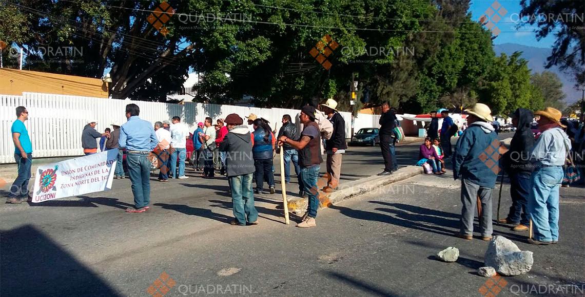 Inconformes bloquean calles y toman dependencias en Oaxaca