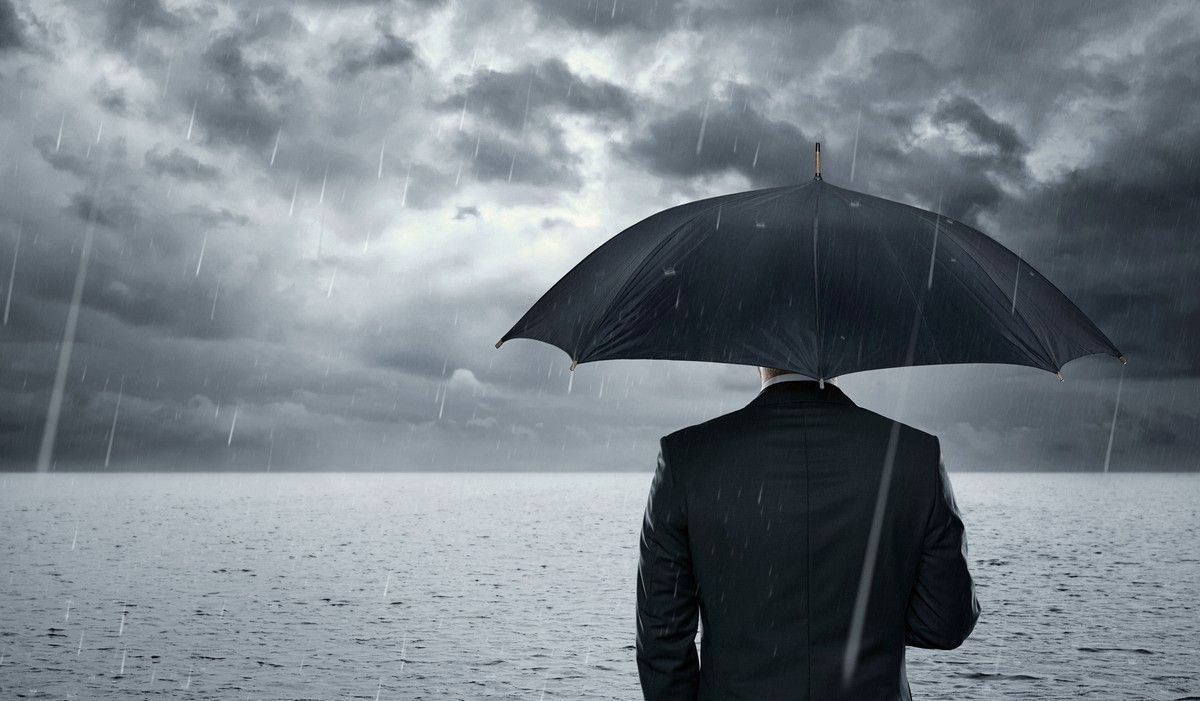 ¿Cómo surgió el Blue Monday? - blue-monday-empresario-pie-oceano-dramatico-antes-tormenta-1484325280984