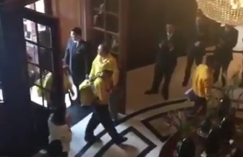 Video: reciben con aplausos a brigadistas que combaten incendios en Chile