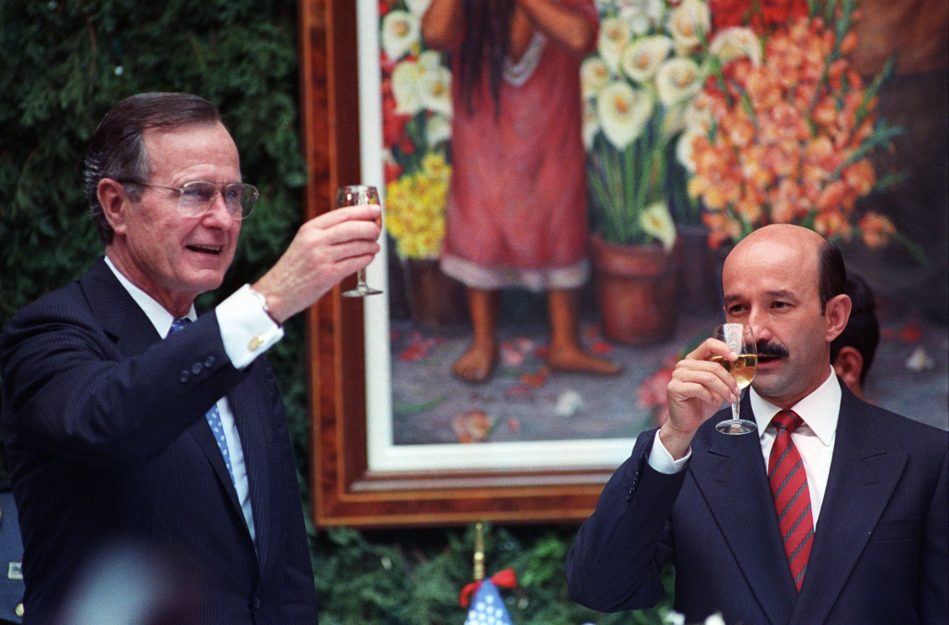 Bush quería incluir el petróleo en el TLC: Salinas de Gortari