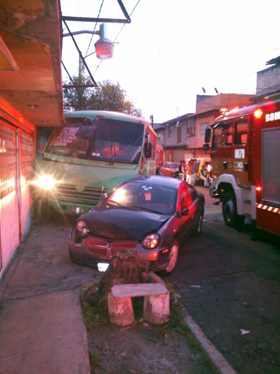 Matan a chofer de transporte público e impacta su unidad contra casa en la GAM
