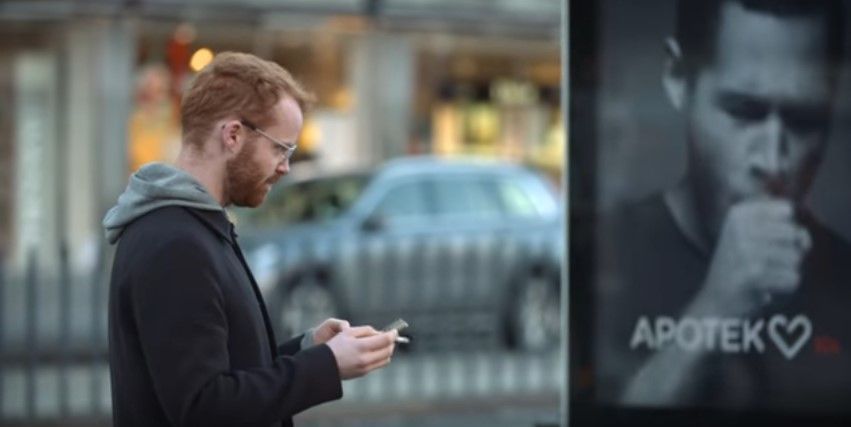 El cartel que tose cuando alguien fuma cerca