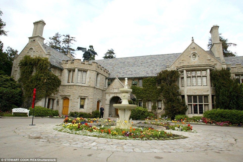 Las casas más caras de 2016 - casa-5-Hugh-Hefner-originally-asked-for-200million-mansion-playboy