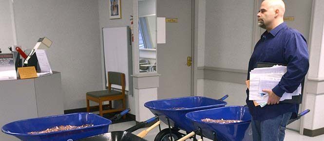 Hombre paga impuestos con 300 mil monedas de un centavo Hombre paga impuestos con 300 mil monedas de un centavo