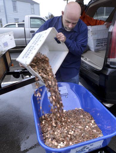 Hombre paga impuestos con 300 mil monedas de un centavo - centavos