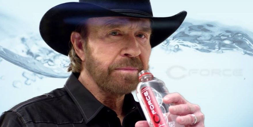 Chuck Norris lanza marca de agua por 518 pesos la botella