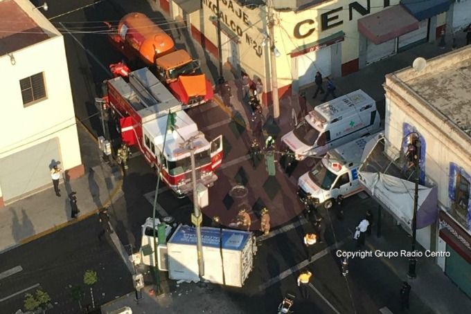Pipa de gas choca y vuelca a camioneta repartidora - choque-1