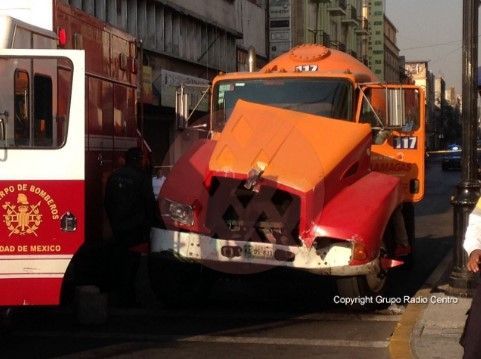 Pipa de gas choca y vuelca a camioneta repartidora - choque-2