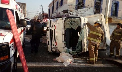 Pipa de gas choca y vuelca a camioneta repartidora